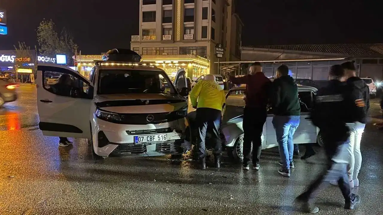 Serik Otogar Kavşağı’nda İki Araç Birbirine Girdi! 3 Yaralı 5